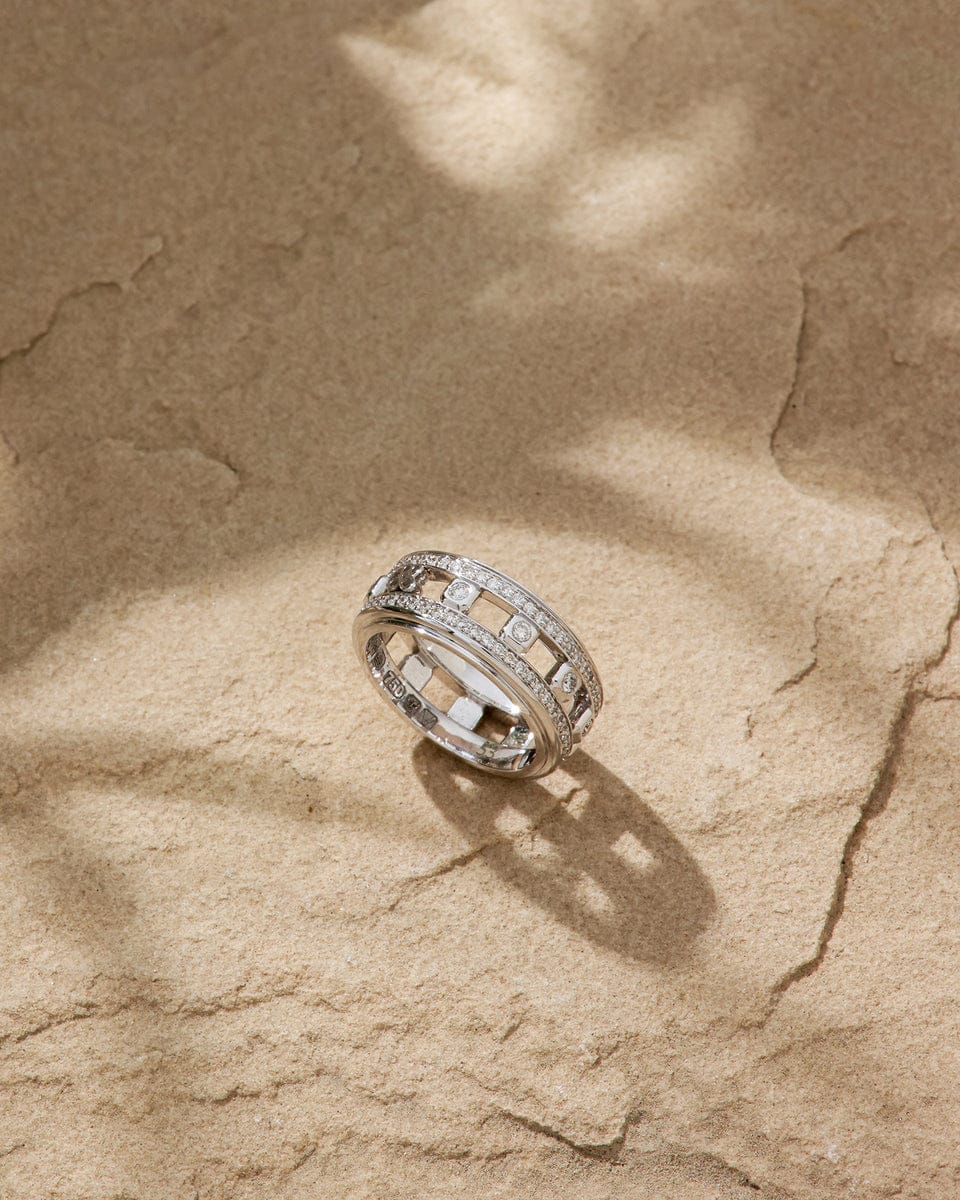 Nature-inspired jewellery detail